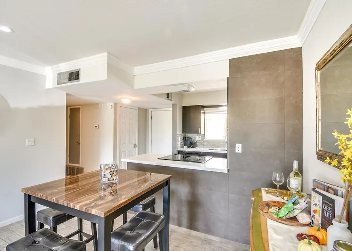 Walk To Fashion Square: W/ Pool Access! Scottsdale