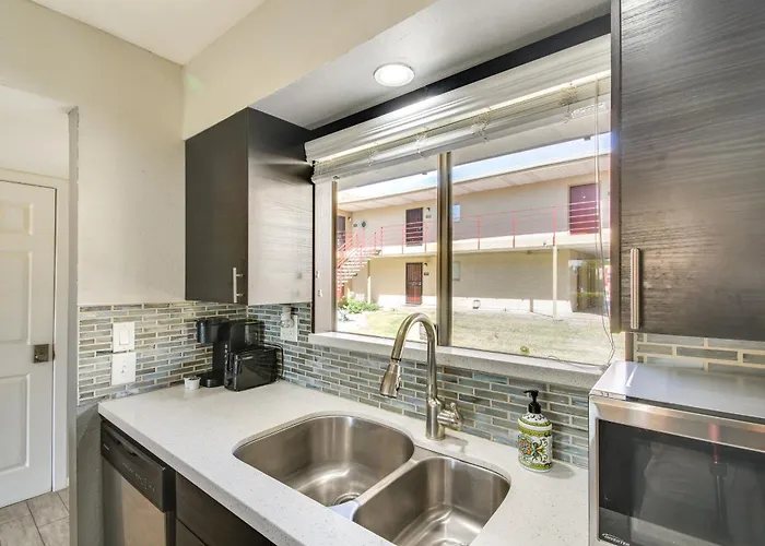 Walk To Fashion Square: W/ Pool Access! Ferienhaus